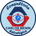 Logo circular azul e vermelho da Consultoria Estrat&eacute;gica Carlos Menin, com &iacute;cone central de olho e seta.