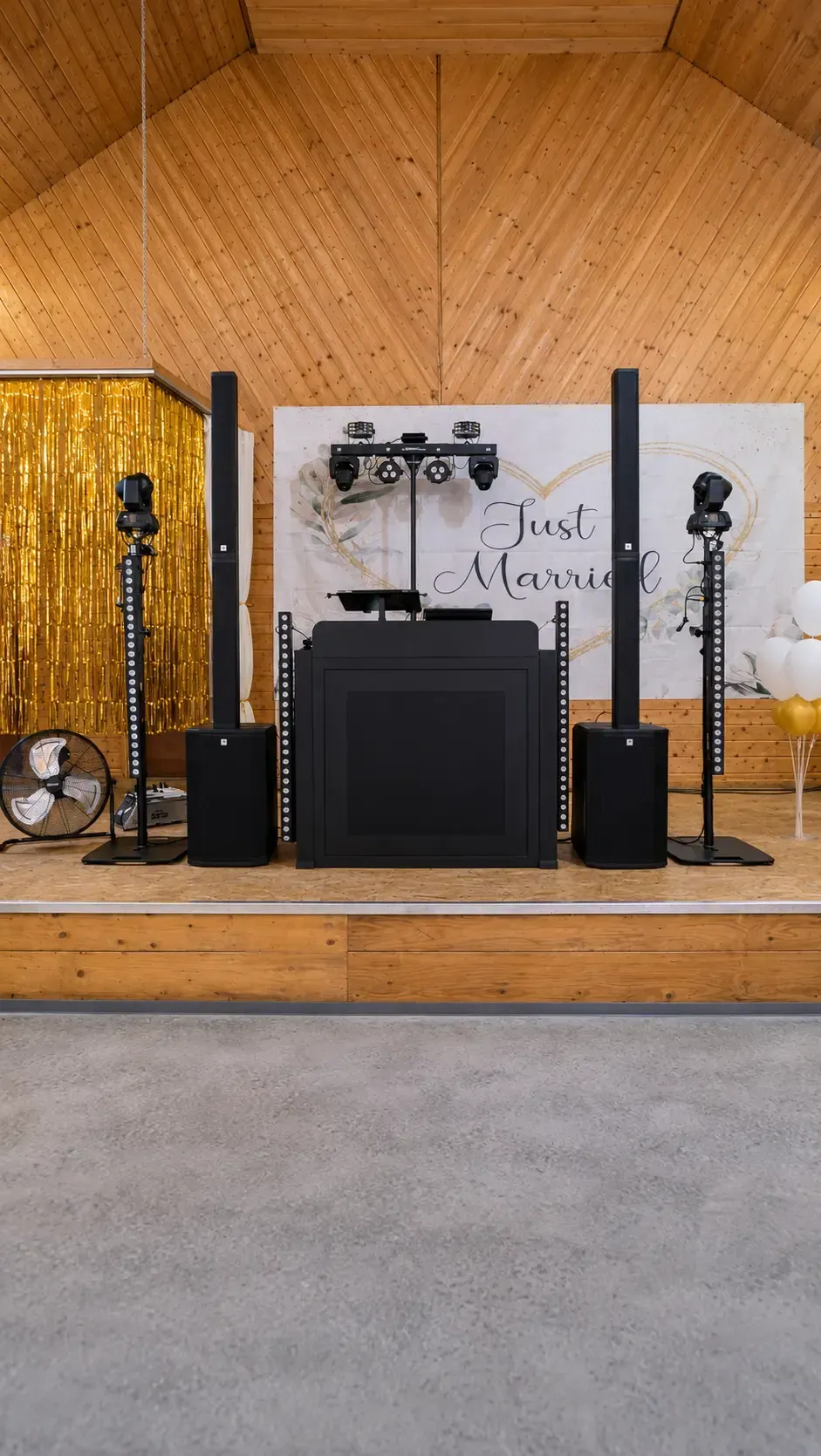 Großes DJ-Setup mit Ton- und Lichttechnik vor einer Hochzeitskulisse