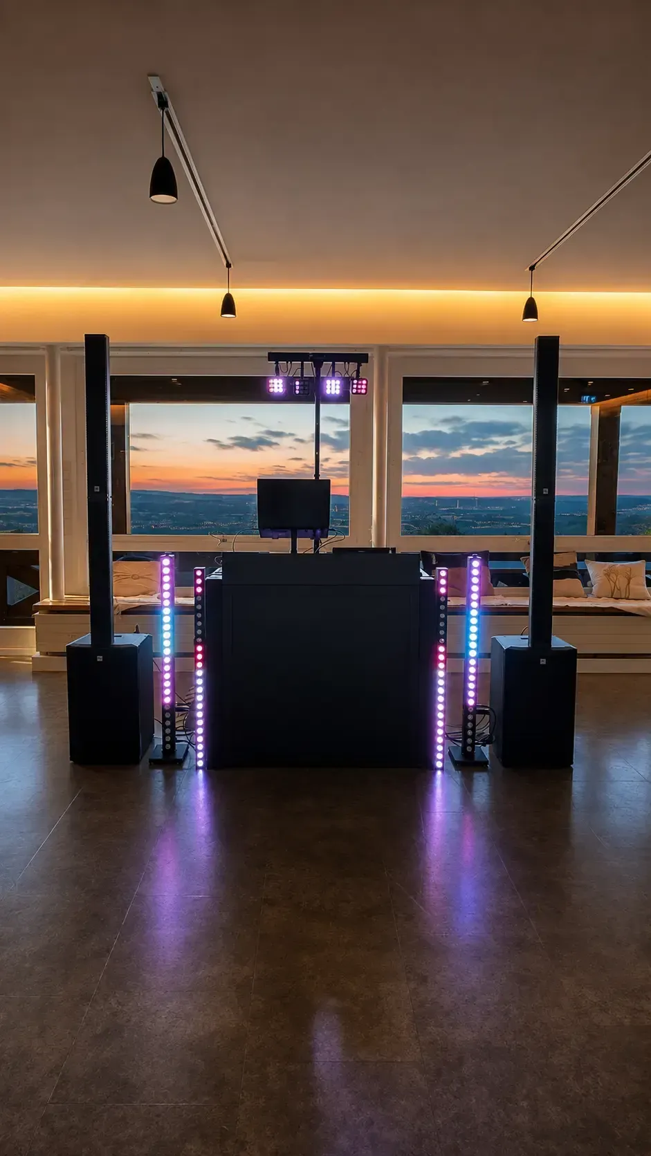 Elegantes DJ-Setup vor Panoramafenstern
