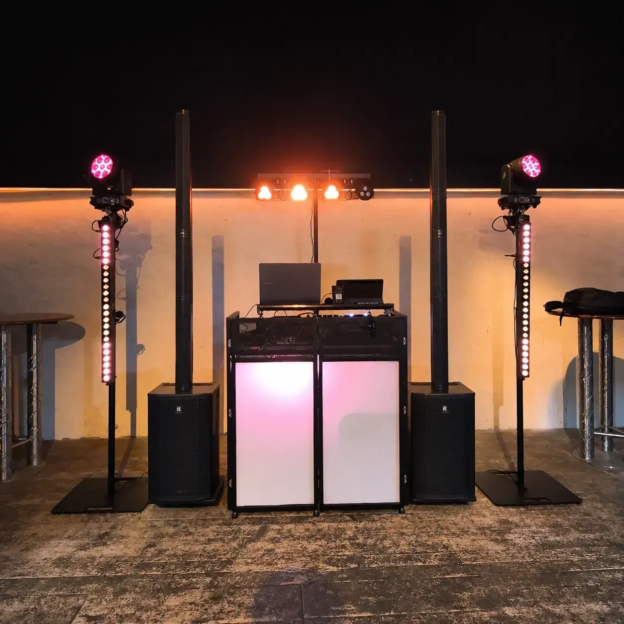 Frontansicht eines DJ-Setups mit HK Audio Polar Säulenlautsprechern