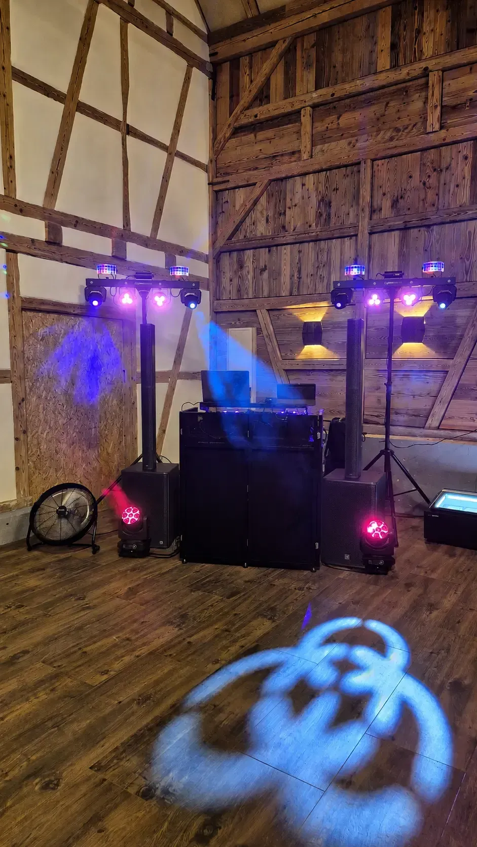 DJ-Setup mit Lichtshow in einer Fachwerk-Location