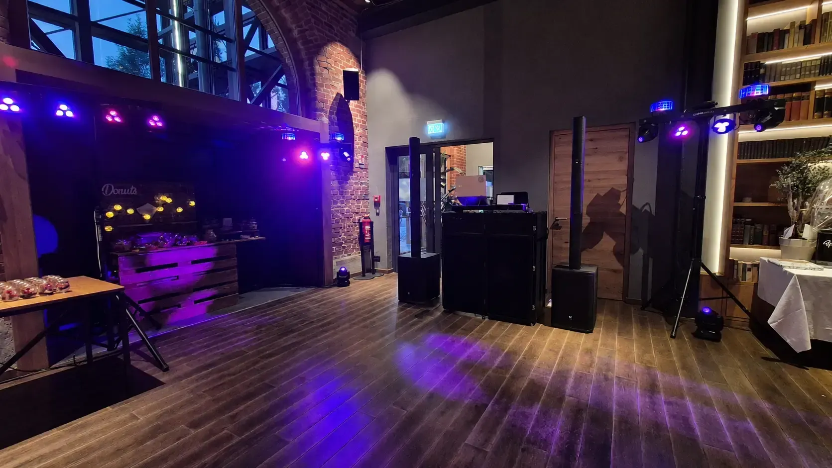 DJ-Setup in einer industriellen Eventlocation mit Backsteinwänden