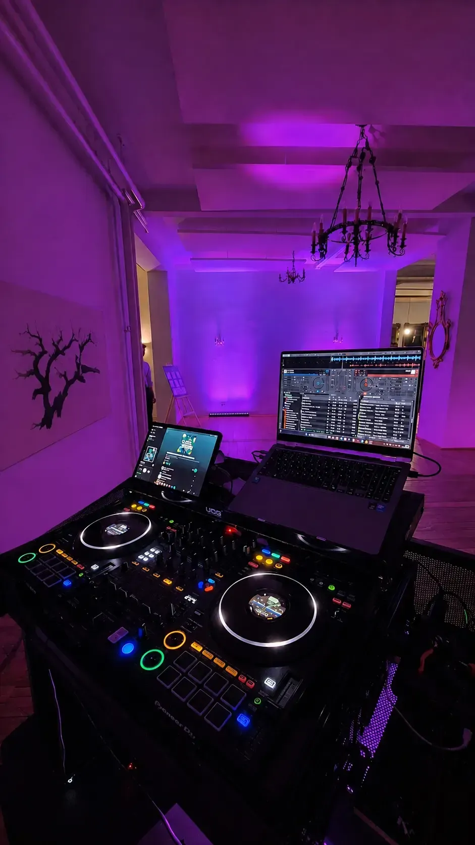 Pioneer DJ-Controller von DJ DaniK vor einer violett beleuchteten Tanzfläche