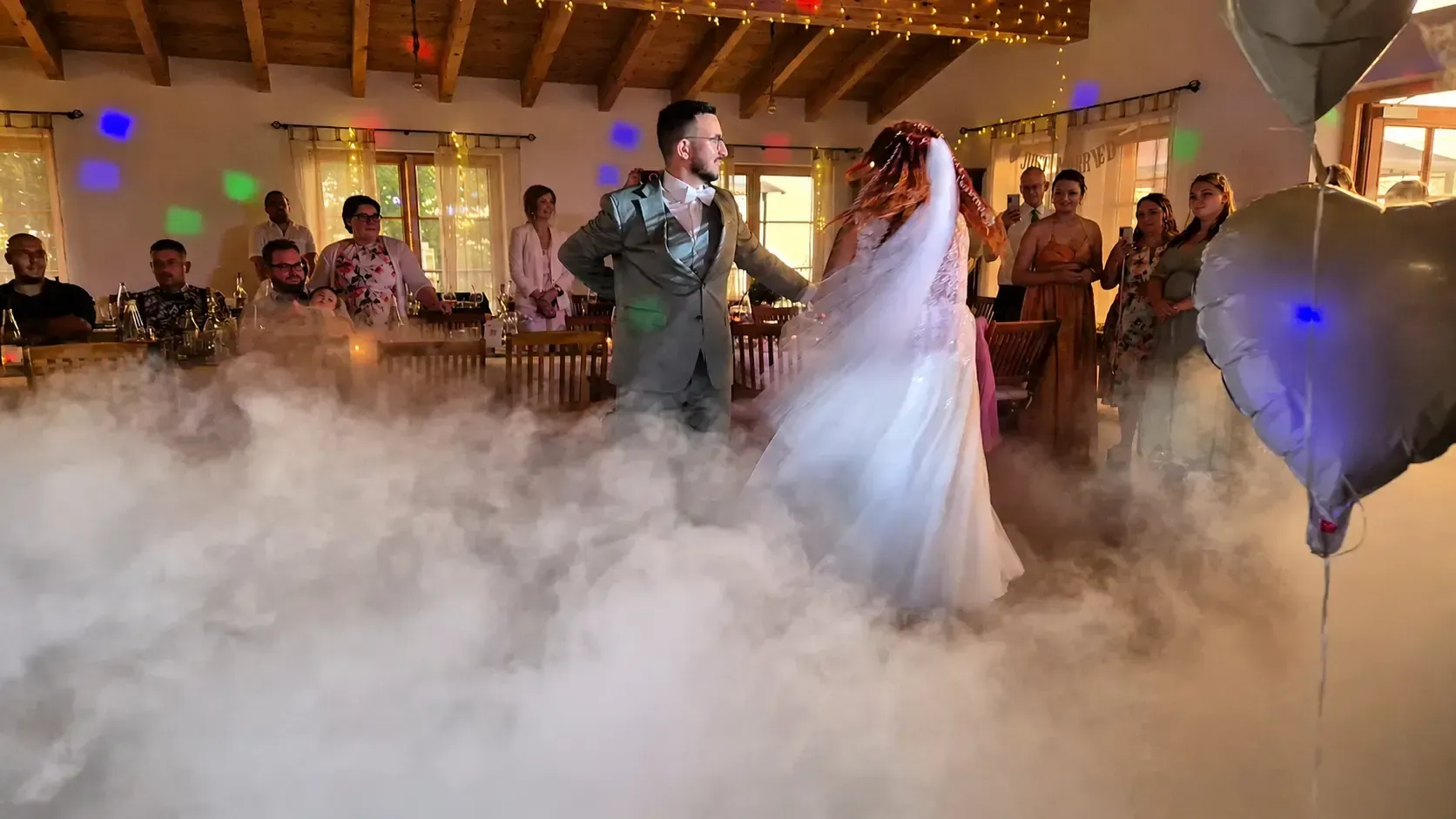 Brautpaar tanzt bei seiner Hochzeit im Bodennebel