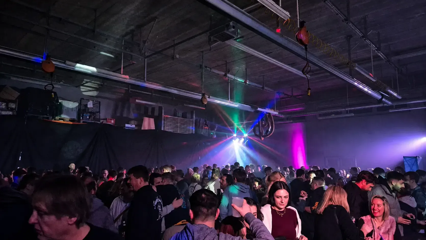 Volle Tanzfläche bei einem Club-Event
