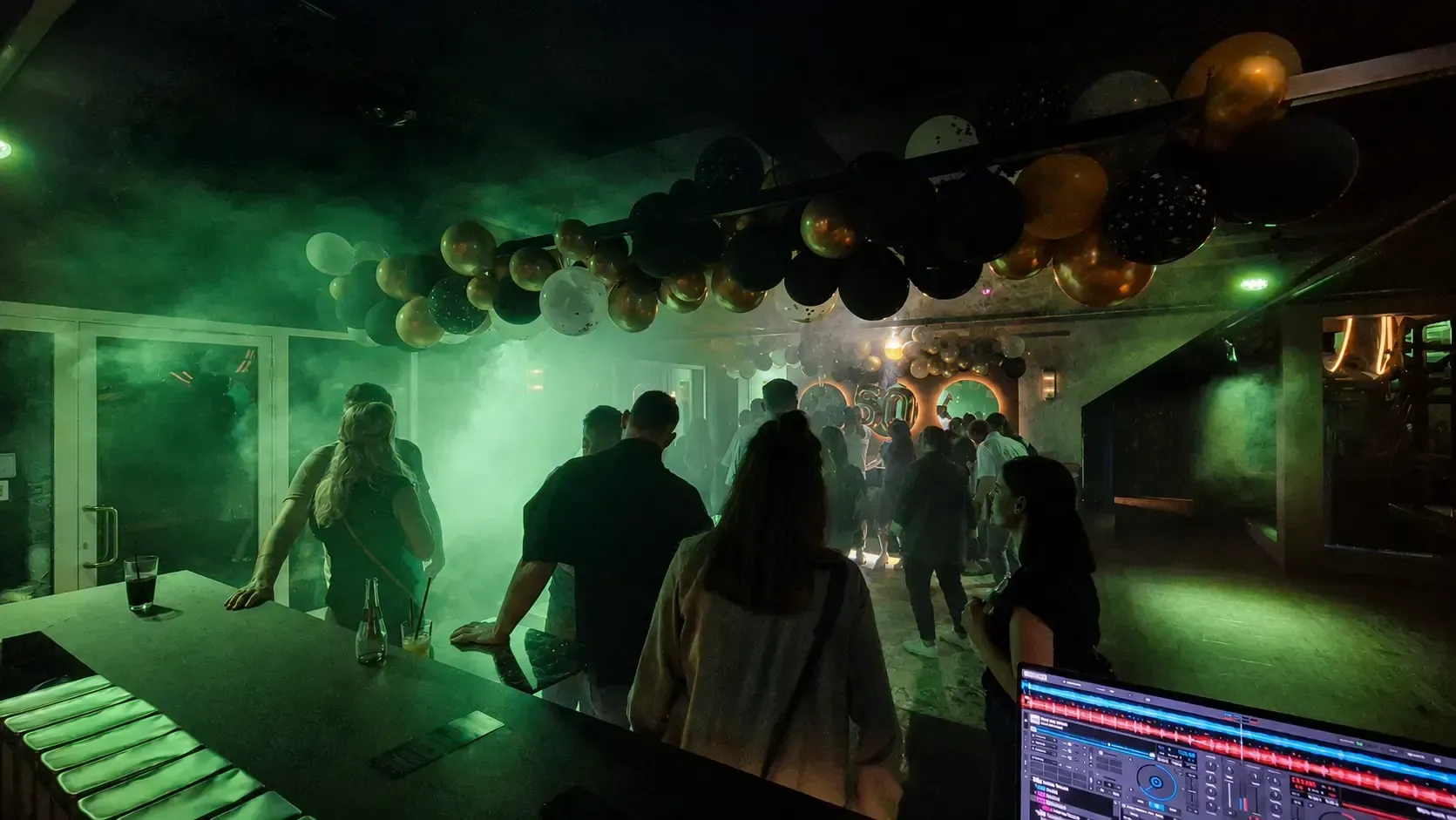 Tanzfläche in einem Club mit grüner Lichtstimmung