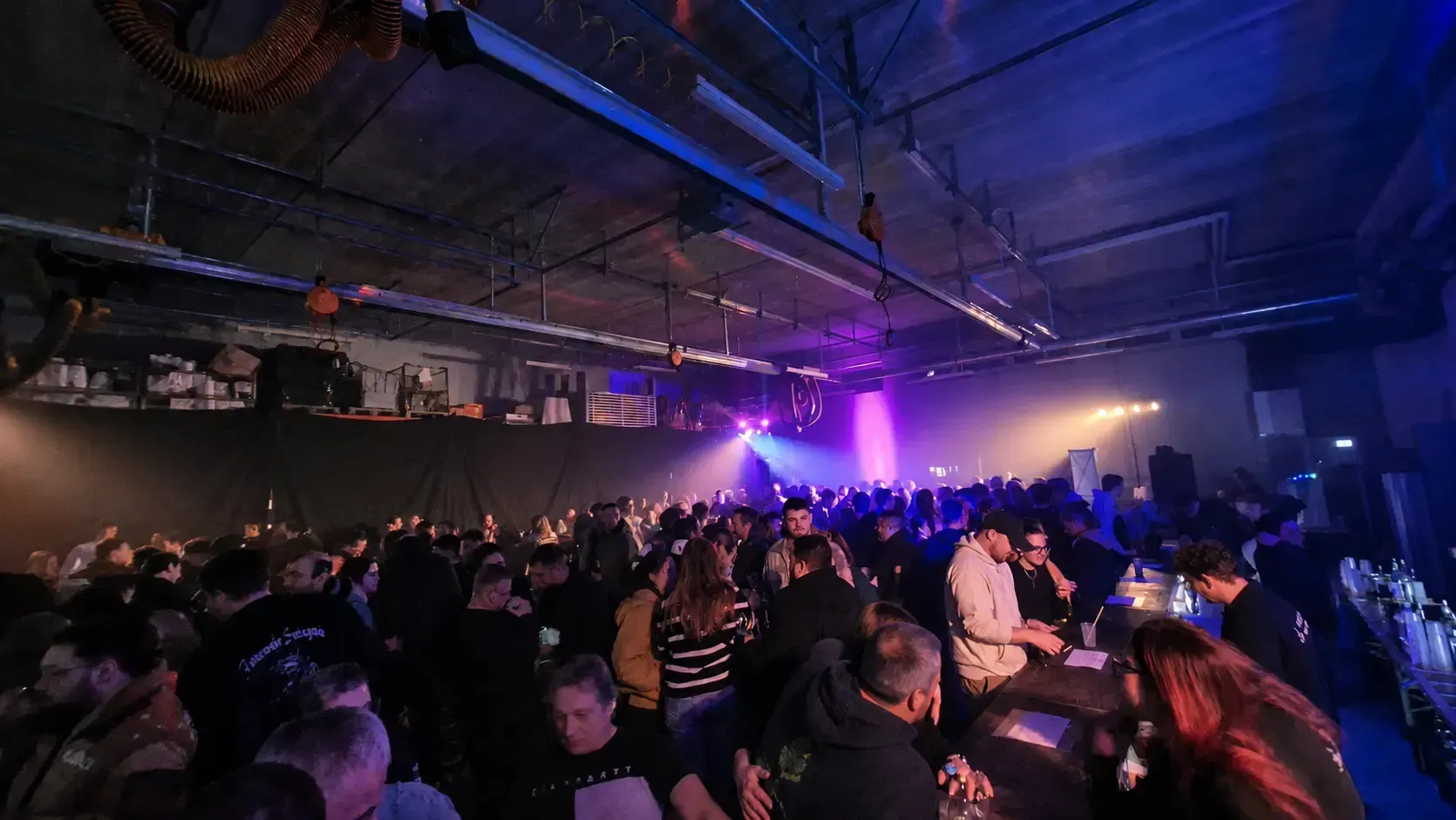 Volle Tanzfläche bei einem öffentlichen Event mit DJ DaniK