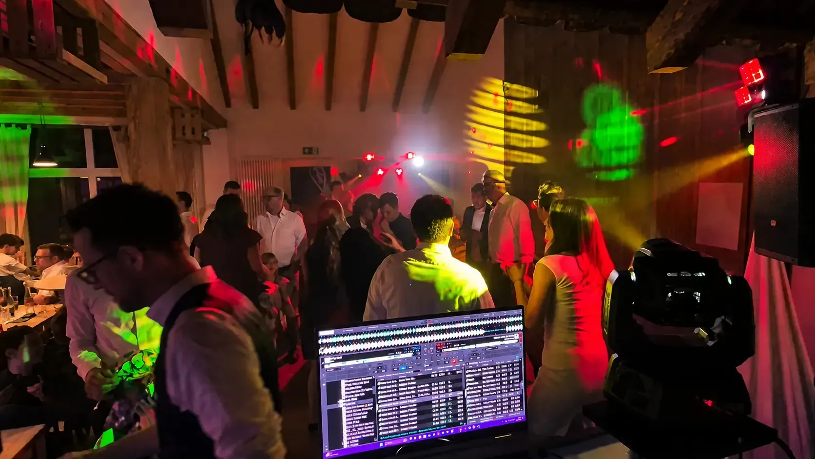 Blick vom DJ-Platz auf eine gut besuchte Tanzfläche