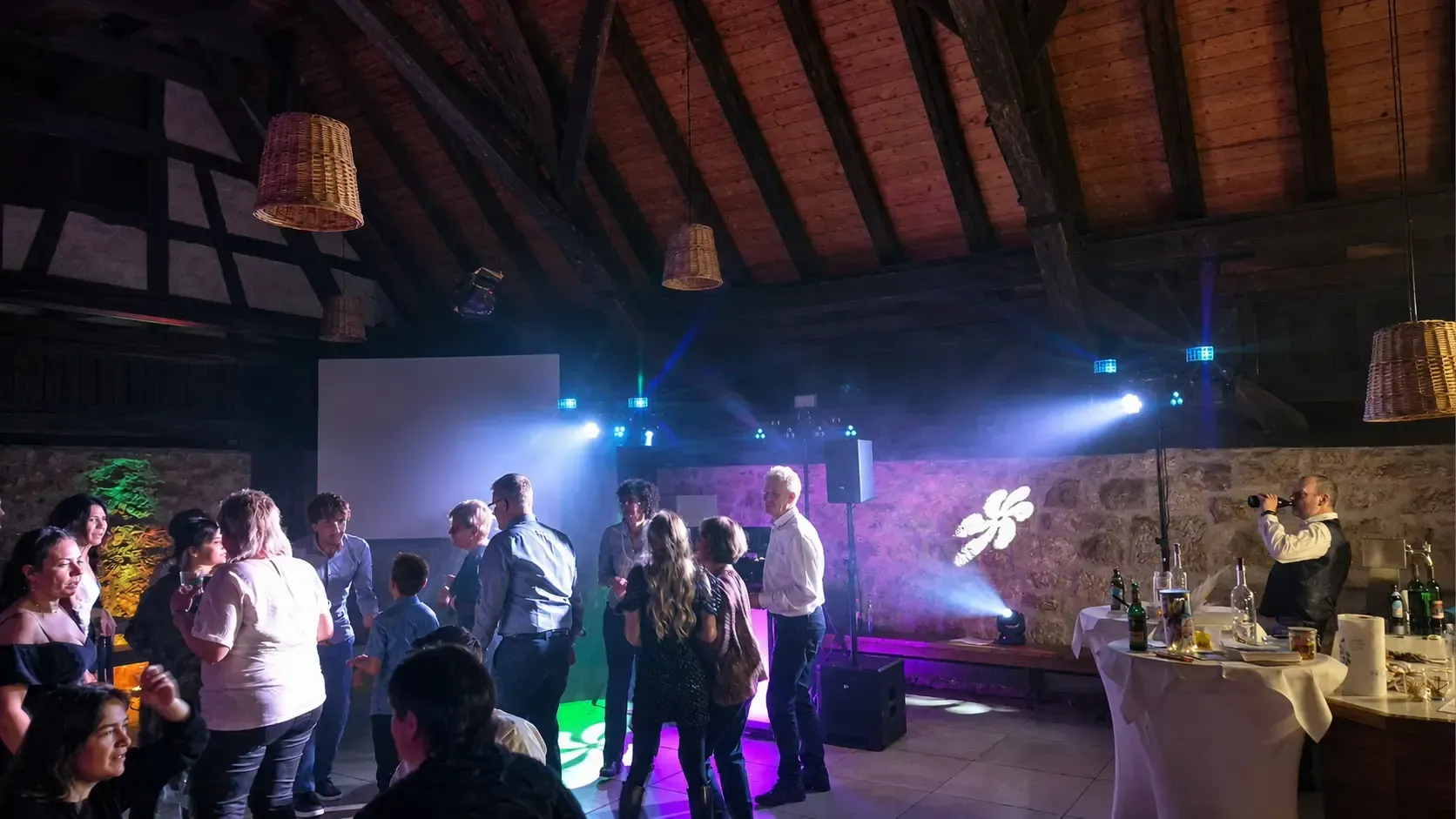 Lichtshow auf der Tanzfläche einer Hochzeitsfeier