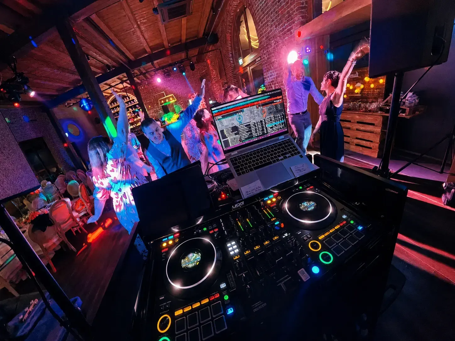 Pioneer DJ-Pult während einer Party