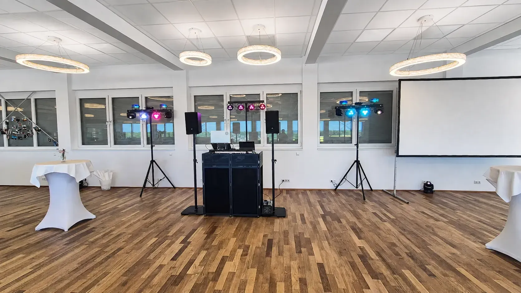 Vorbereiteter Aufbau der DJ-Technik für eine Veranstaltung