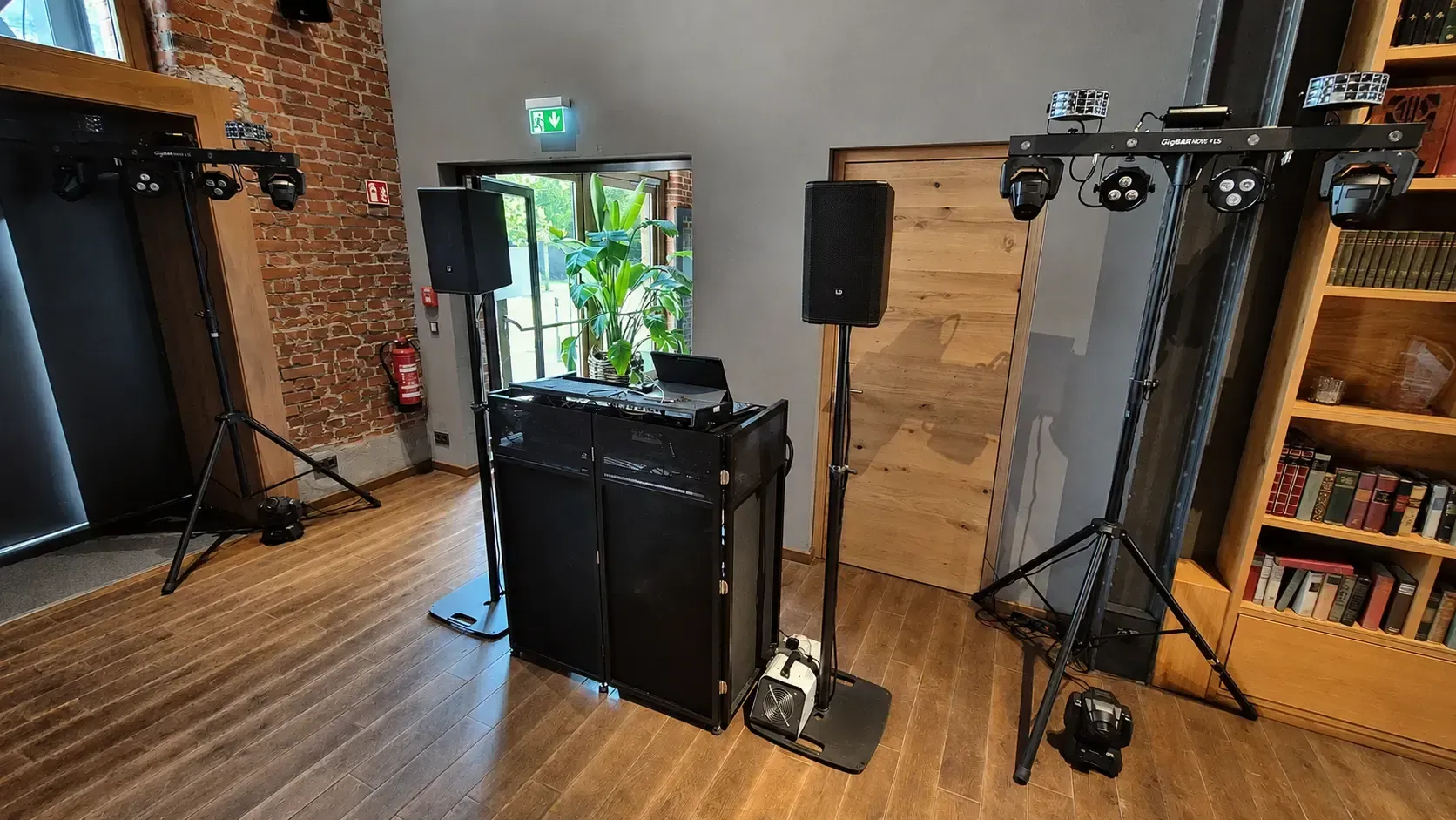 DJ-Technik in einer Eventlocation mit Backsteinwänden