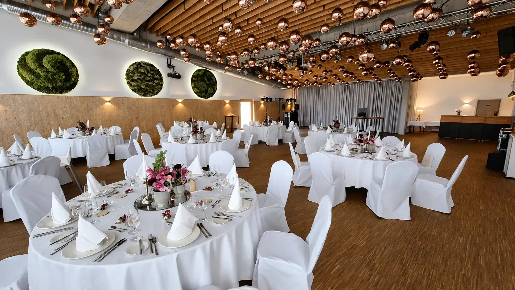 Elegant dekorierter Hochzeitssaal vor Beginn der Feier