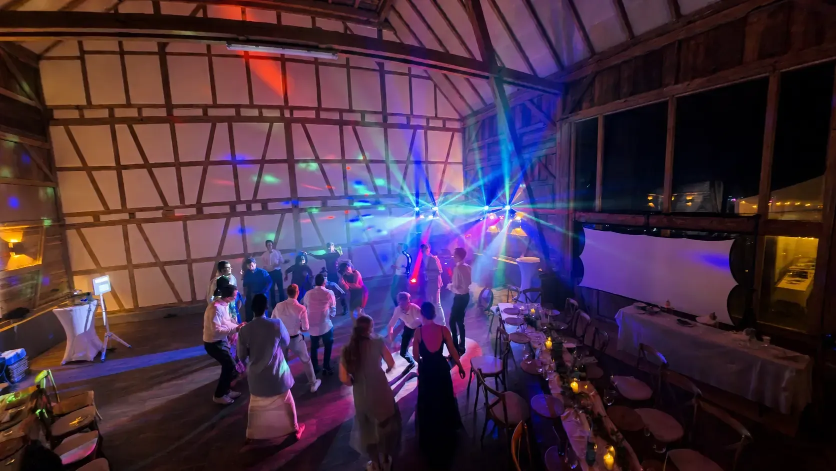 Hochzeitsparty mit farbiger Lichtshow