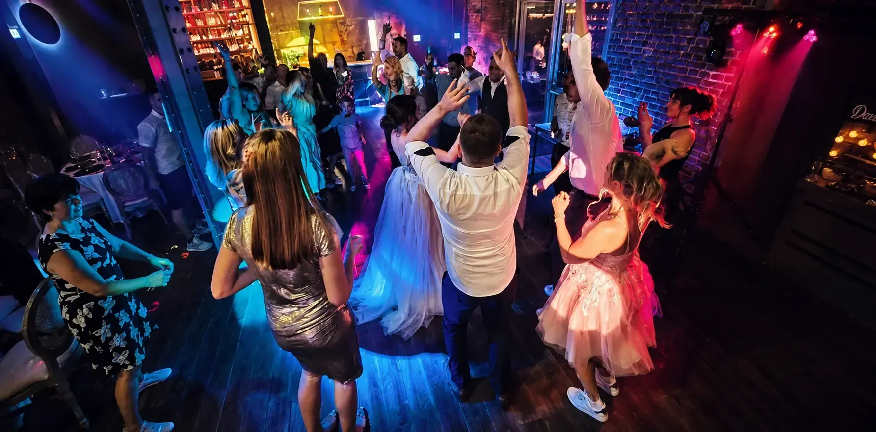 Feiernde Gäste auf einer Hochzeit mit DJ DaniK