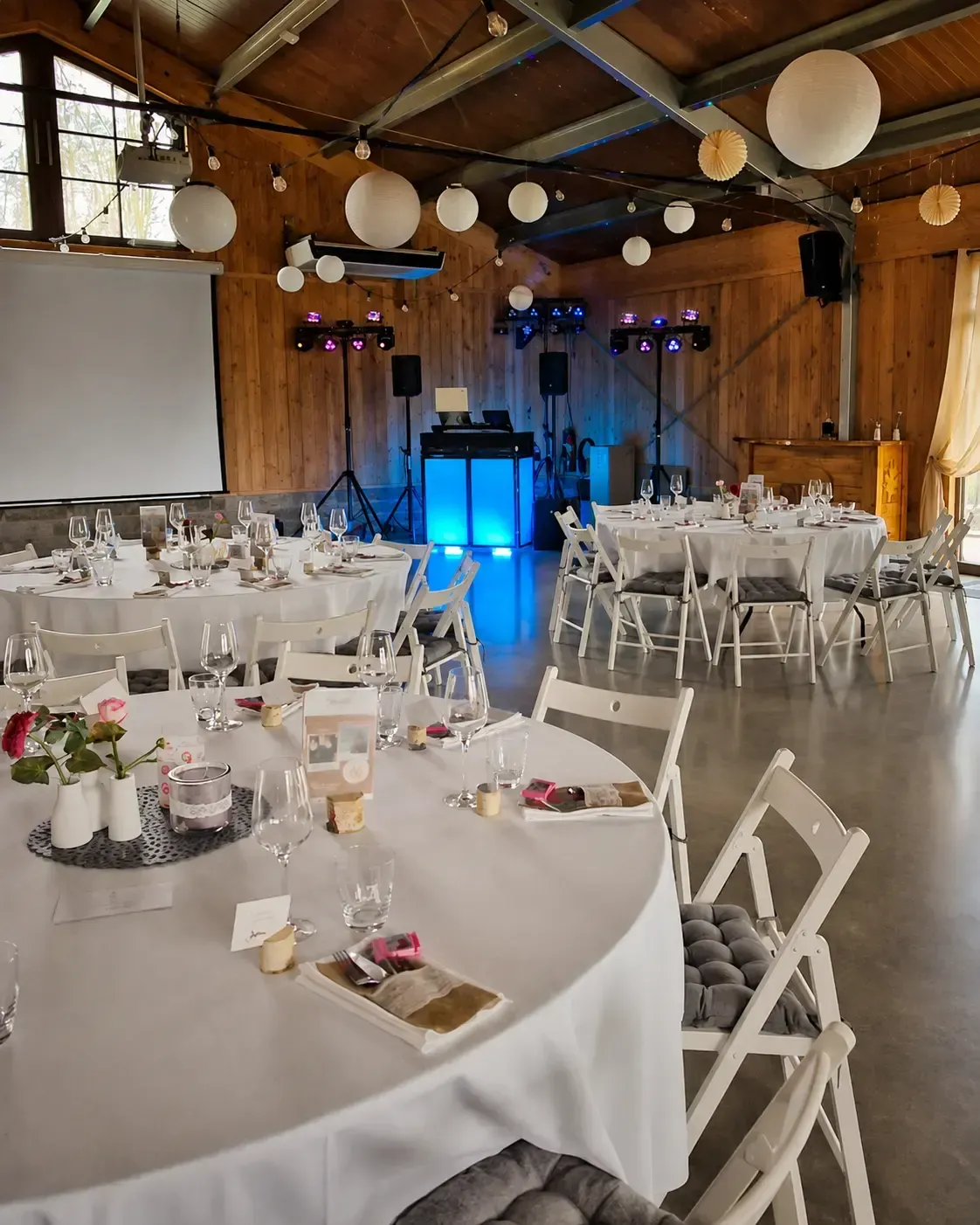 Aufgebautes DJ-Setup in einer Hochzeitslocation
