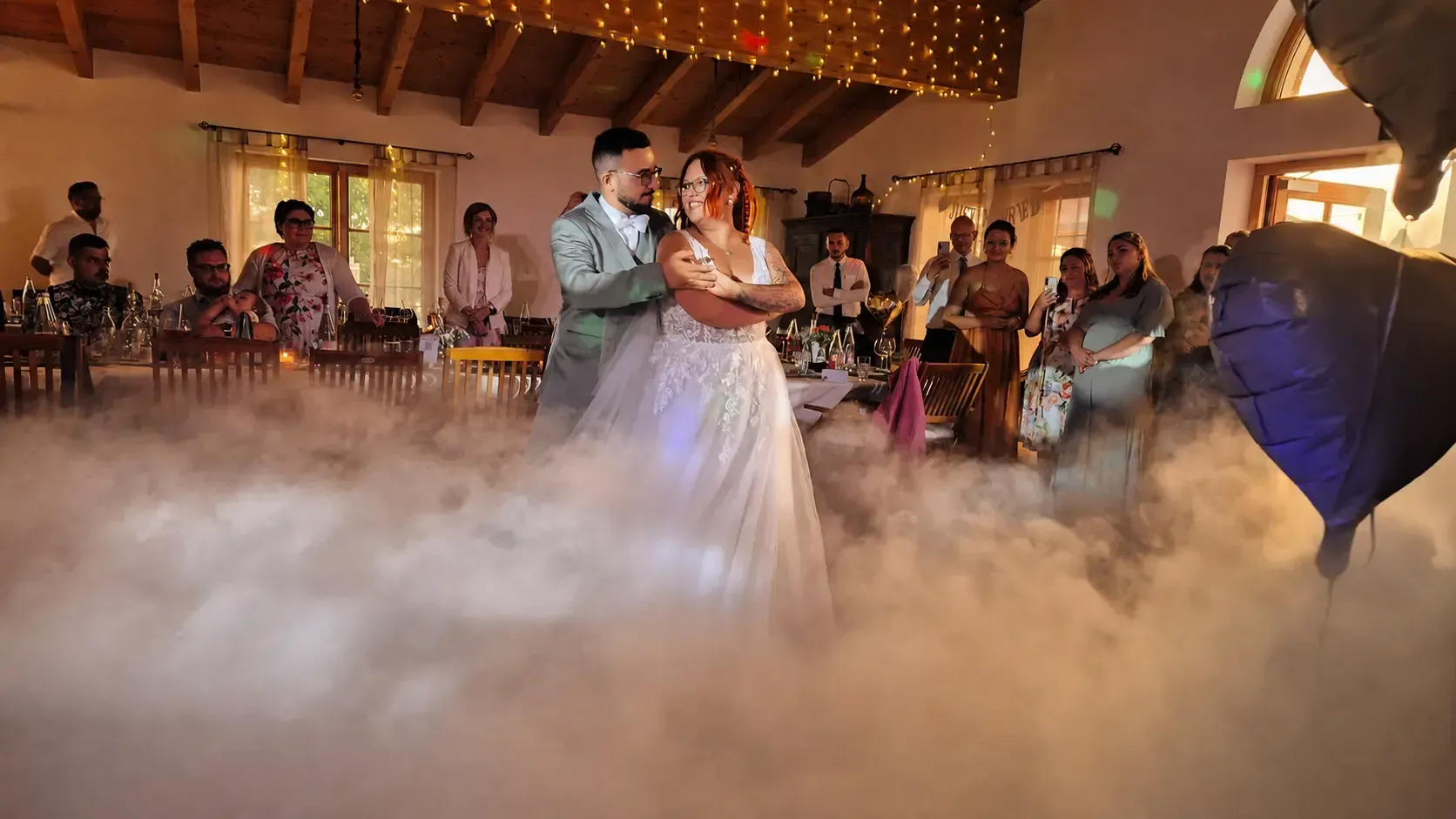 Brautpaar beim Hochzeitstanz im Bodennebel