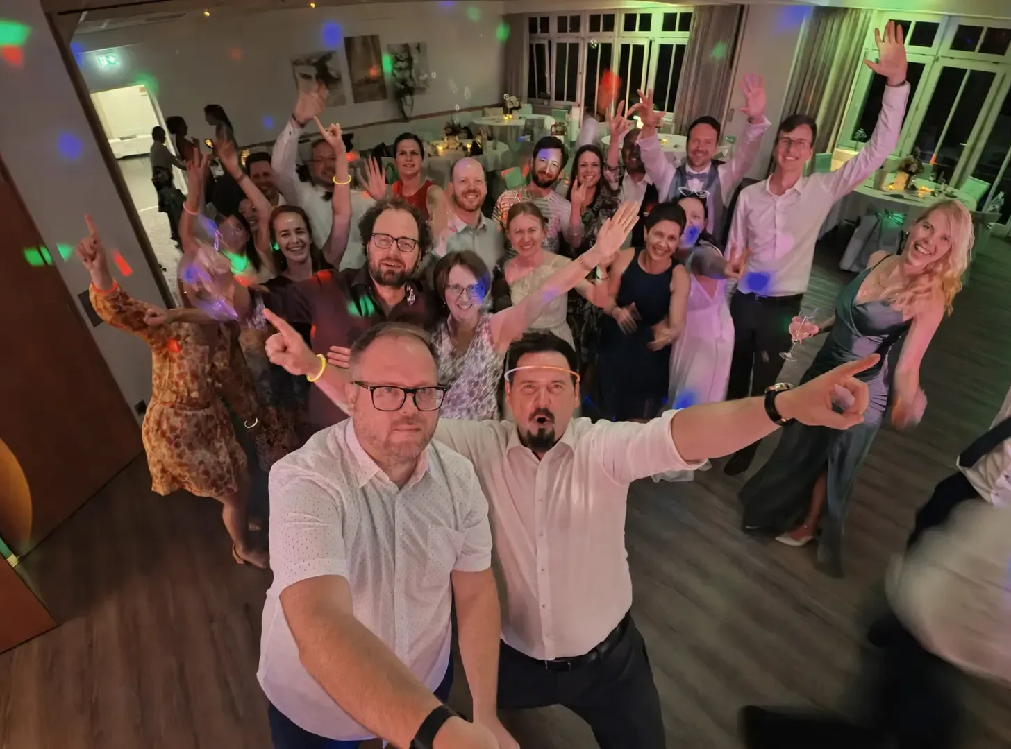 Gut gelaunte Gäste bei einem gemeinsamen Gruppenfoto