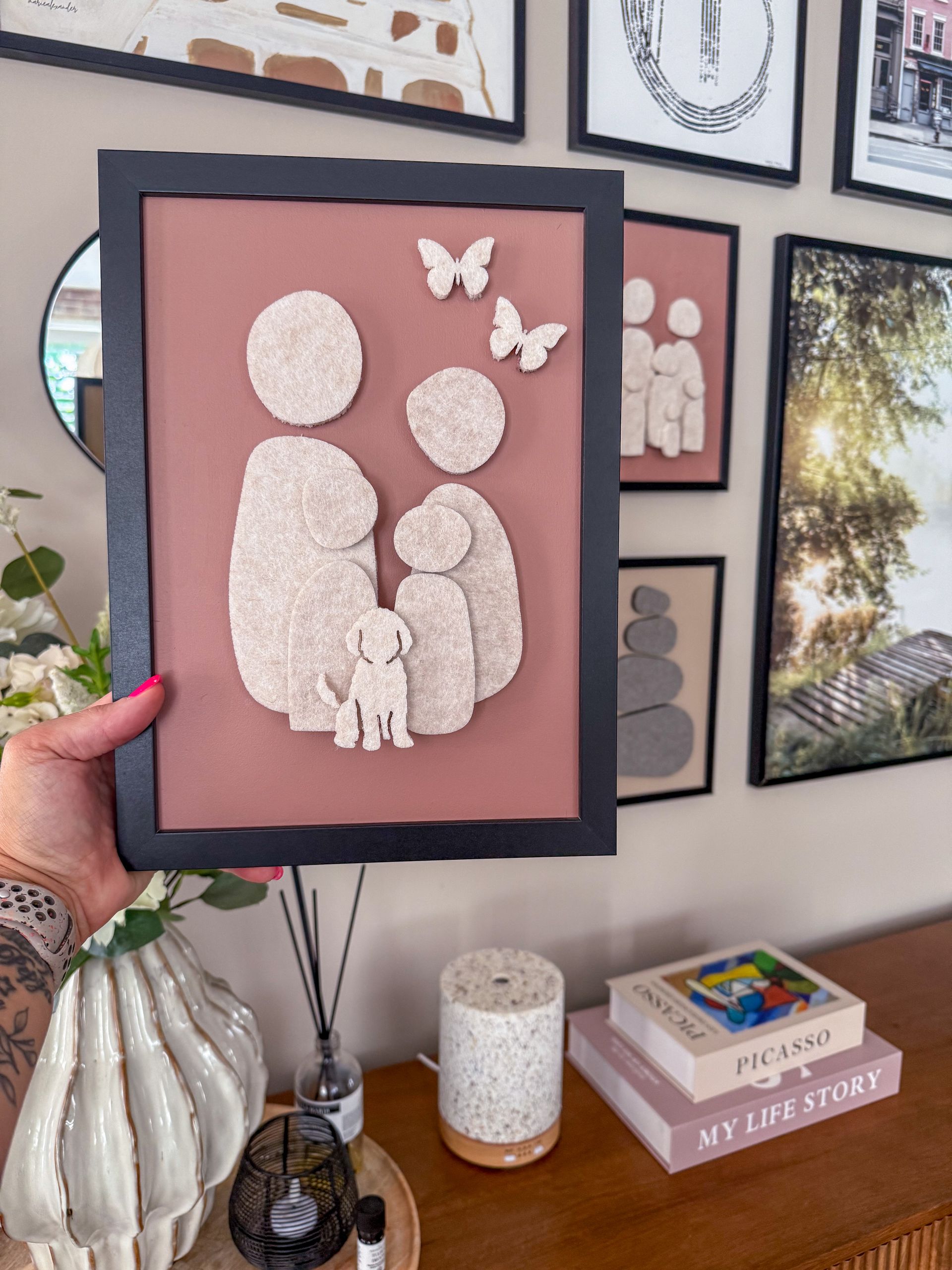 Uniek familieportret van vilt, handgemaakt en persoonlijk Handgemaakt familieportret van vilt in neutrale kleuren, ingelijst in hout – unieke wanddecoratie met silhouetten van gezinsleden.