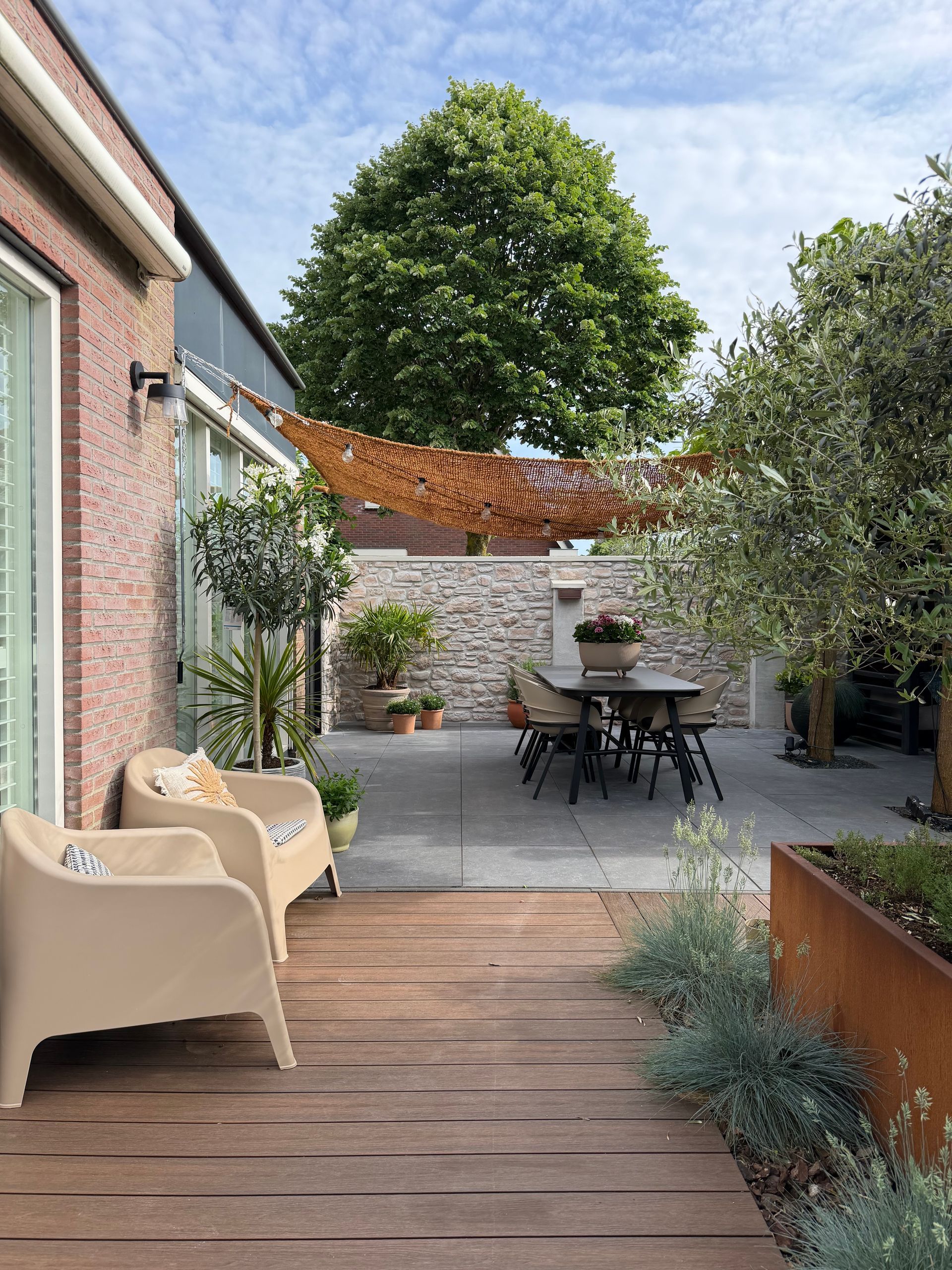 Mediterraanse tuinmuur met BONTE steenstrips