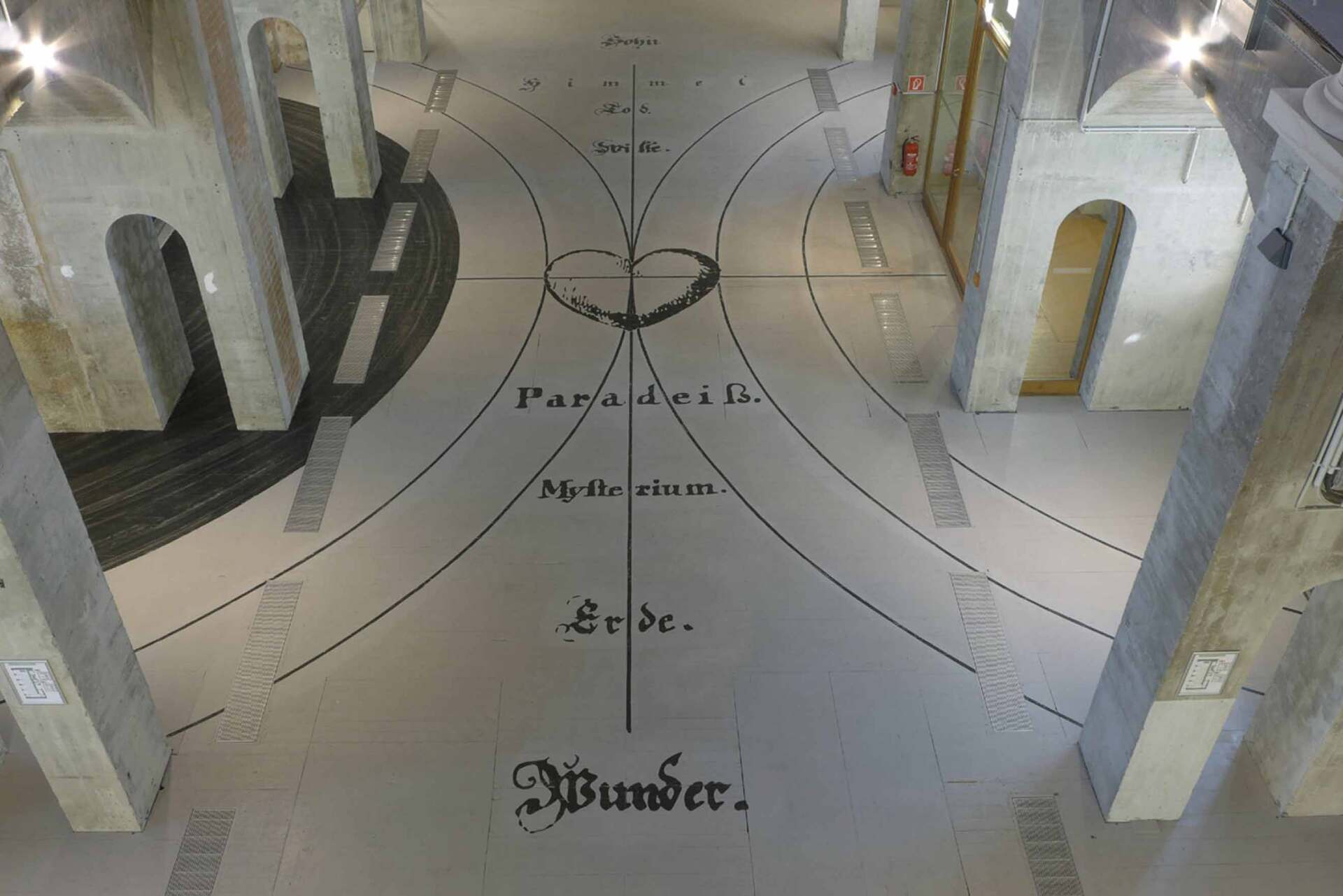 „Die Philosophische Kugel“ auf dem Boden der Kapelle des Dresdner Residenzschlosses für die Ausstellung „Jacob Böhme“. Die besondere Herausforderung bei der Übertragung der historischen Grafik auf den 500 m² großen Kirchenboden lag in Geometrie und Passgenauigkeit, denn entsprechend der großen Kurvenlinien wurde das gebogene Ausstellungsmobiliar angefertigt. Bei der Vorzeichnung kamen große Kurvenlineale zum Einsatz. Idee, Entwurf und Auftraggeber: TRIAD, Berlin / Staatliche Kunstsammlungen Dresden