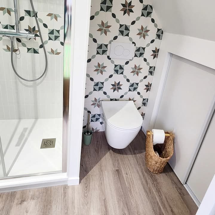 Une salle de bain avec des toilettes et un panier de papier toilette à Fécamp en Normandie