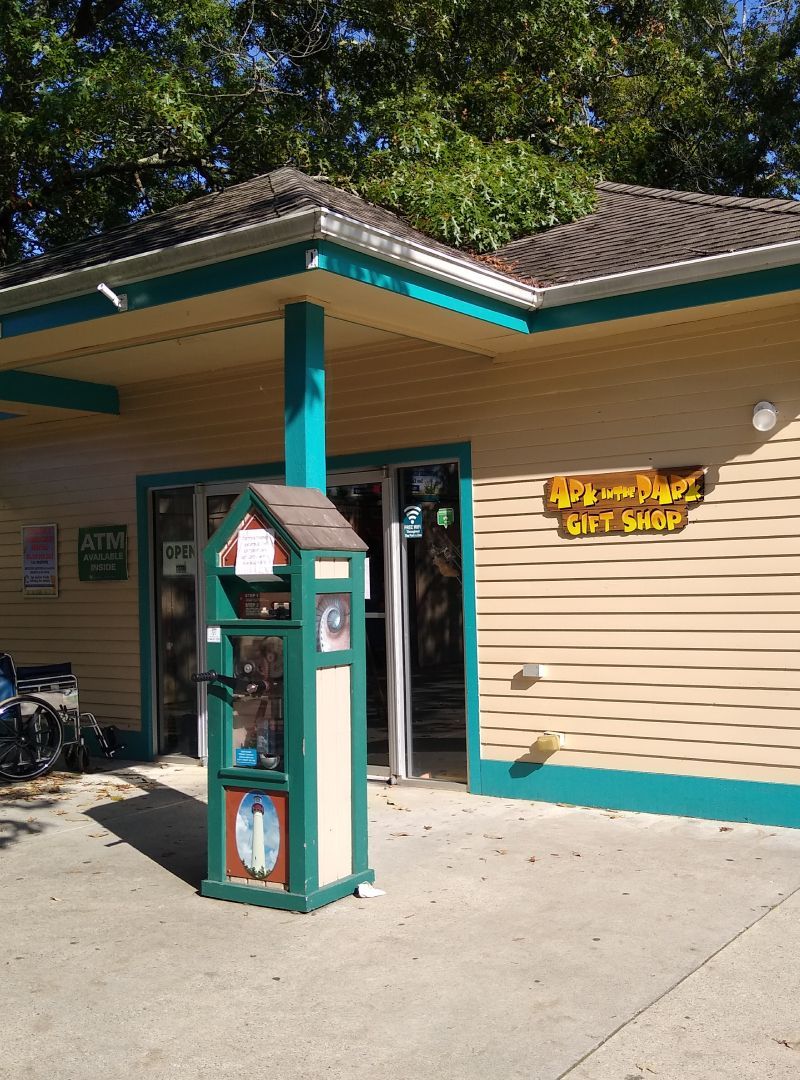 A building with a sign that says gift shop on it
