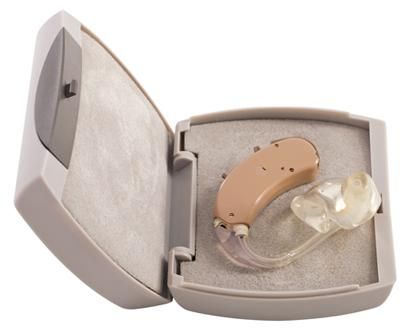 Estuche abierto para audífonos con audífono beige y molde auditivo transparente en su interior.