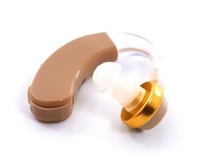 Audífono marrón con compartimento de pilas dorado sobre fondo blanco
