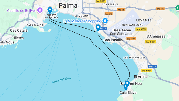 Mapa de Palma, España, con una ruta de barco resaltada a lo largo de la costa, marcada en varios puntos.