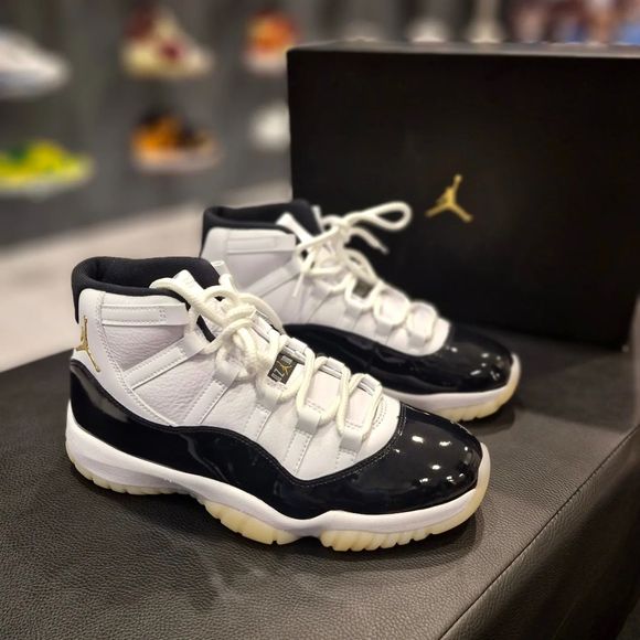 scarpe jordan bianche e nere novara