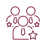 Sagoma color bordeaux di tre persone con delle stelle, a simboleggiare il lavoro di squadra o il riconoscimento.