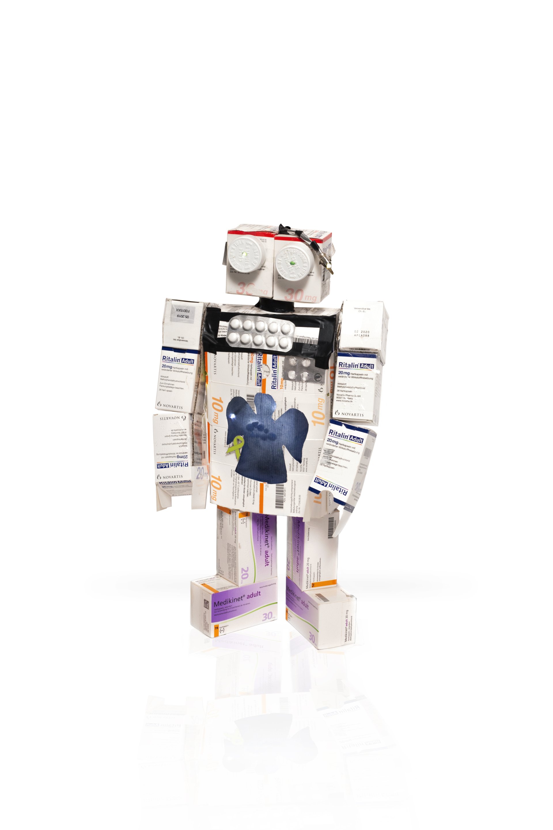 In meinen Arbeiten möchte ich Themen ansprechen, die in der Gesellschaft nicht ausreichend kommuniziert werden, sei es aus Scham, gesellschaftlichem Druck oder aus fehlendem politischen Diskurs. Dazu gehören Themen wie z.B. subjektive Gesundheit, ADHS, psychische und neurologische Erkrankungen, die Pharmaindustrie sowie das gesellschaftliche und politische System. 