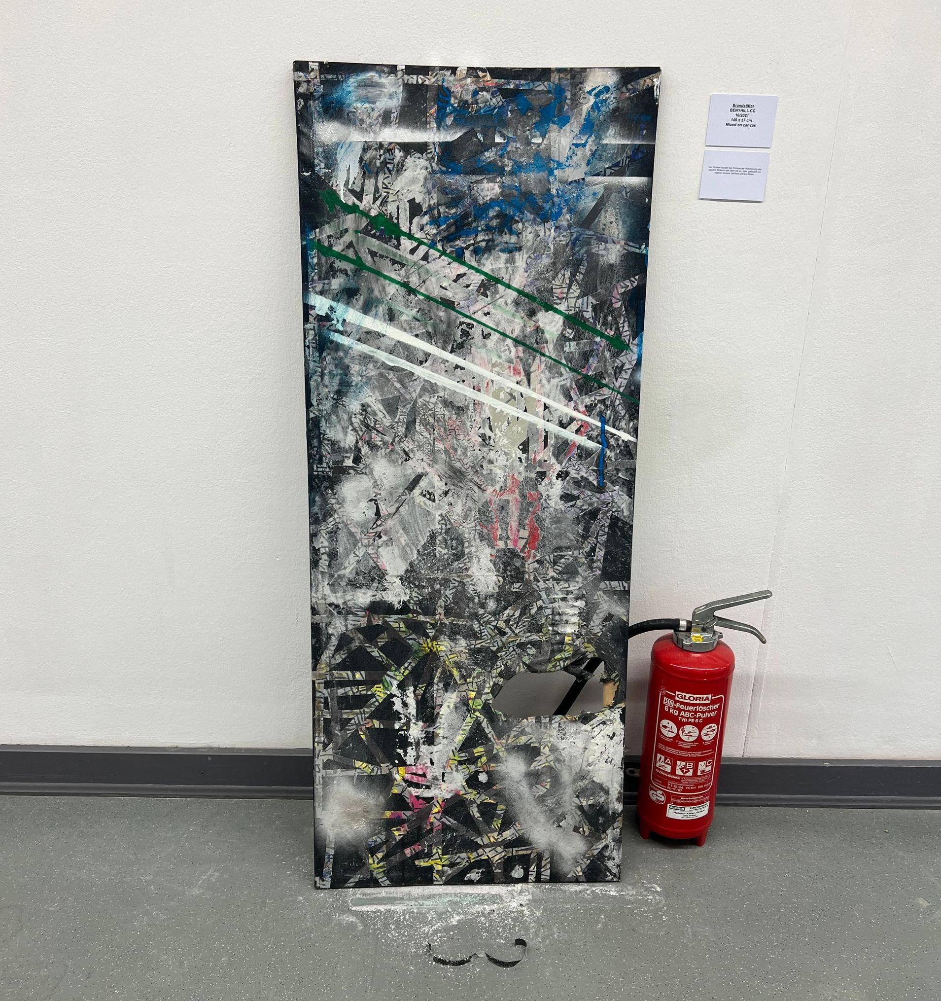 Brandstifter Malerei/Performance Mixed media: Acrylfarbe, ABC Feuerlöscher,  Sprühlack, Malerkrepp auf Leinwand 140cm x 57cm  2021