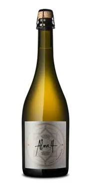Una botella de vino verde oscuro con una etiqueta color crema y tapón de corcho sobre un fondo blanco.