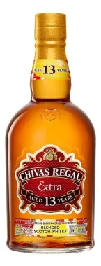 Botella de whisky escocés blended Chivas Regal Extra 13 con líquido ámbar y tapón dorado.