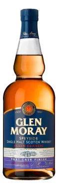 Botella de whisky Glen Moray con líquido ámbar y tapón azul sobre fondo blanco.
