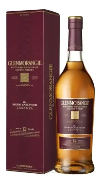 Botella de whisky Glenmorangie junto a una caja de regalo color burdeos sobre un fondo blanco.