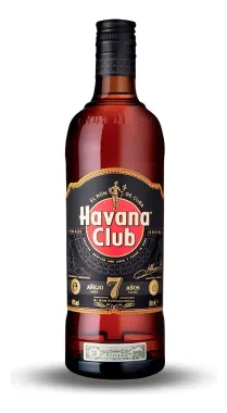 Botella de ron Havana Club de 7 años con etiqueta oscura y líquido ámbar sobre fondo blanco.