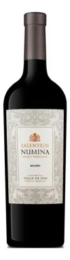 Botella de vino tinto con etiqueta negra y ribete dorado, colocada en posición vertical sobre un fondo blanco.