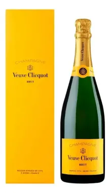 Botella de champán Veuve Clicquot junto a una caja amarilla con la marca sobre un fondo blanco.