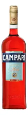 Botella roja de Campari con tapón y etiqueta dorados, centrada sobre un fondo blanco.