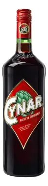 Botella de licor de hierbas Cynar con etiqueta oscura y logotipo de diamante rojo sobre fondo blanco.