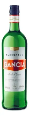 Botella verde de Gancia Americano con etiqueta roja y tapón azul oscuro.