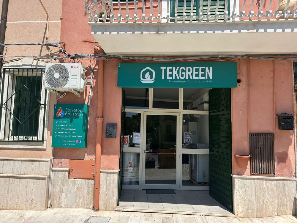 Vetrina con due insegne, una su ciascun lato dell'ingresso, che pubblicizzano servizi, probabilmente correlati alla manutenzione delle auto.