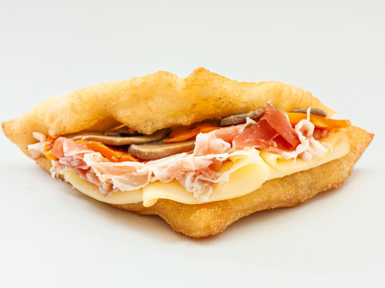 Crescentina con prosciutto, funghi e formaggio