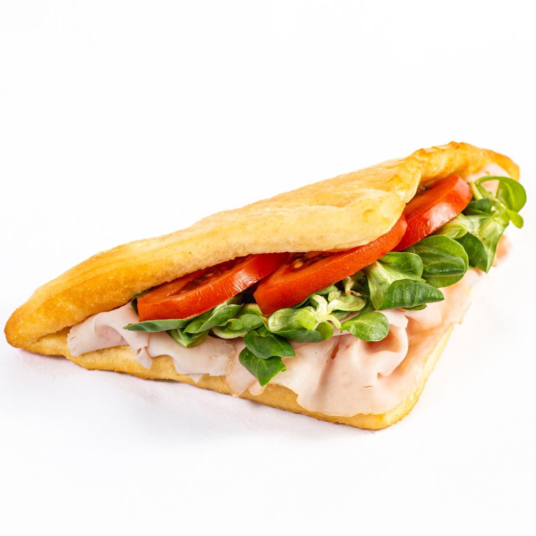 Crescentina con prosciutto cotto, insalata e pomodori