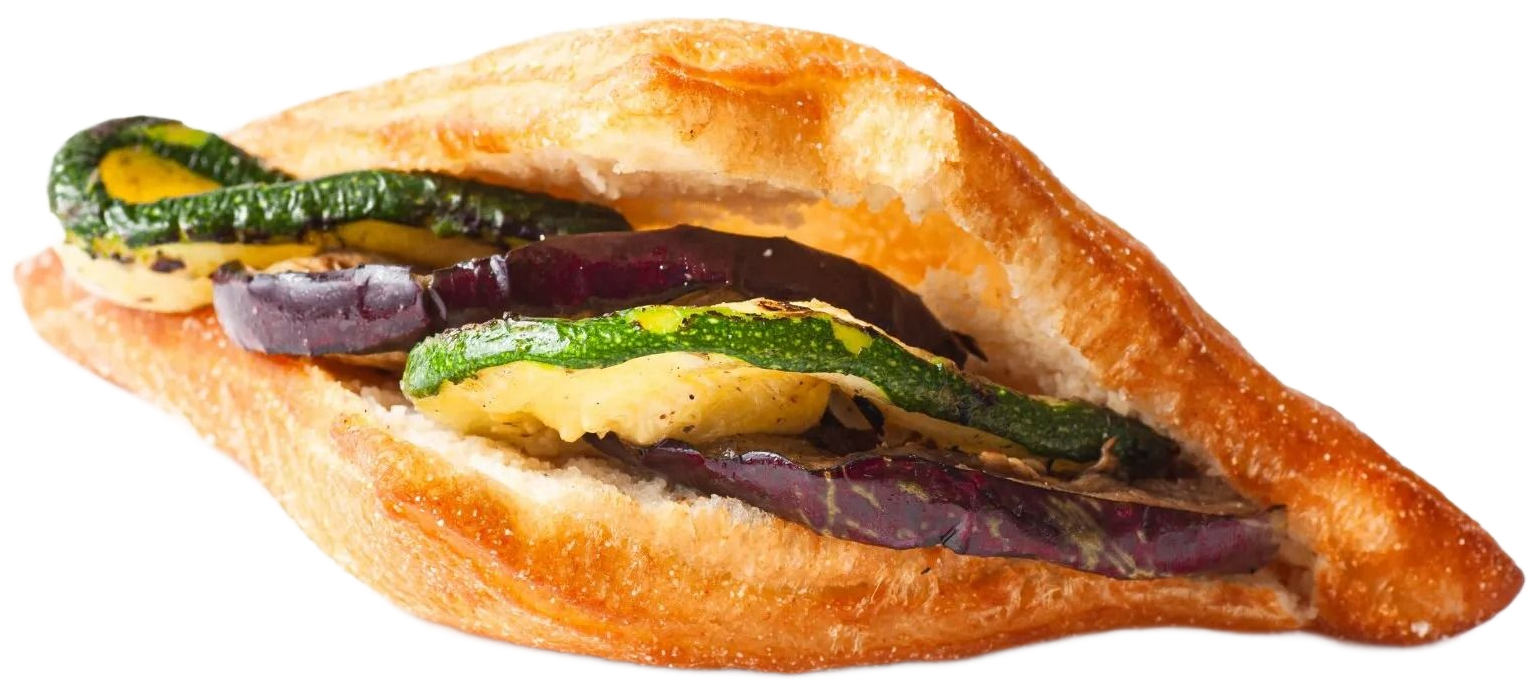 Un panino vegetariano su una baguette dorata, farcito con fette di zucchine grigliate e pezzi di melanzane arrostite.
