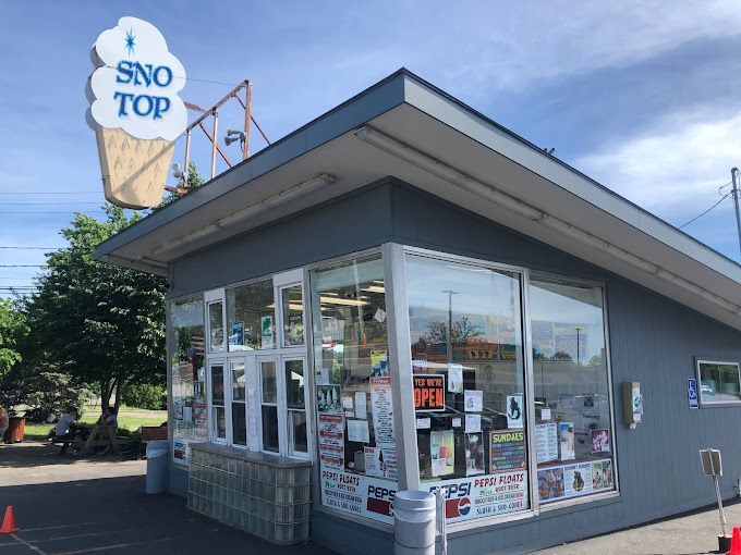 A building with a sign that says sno top on it