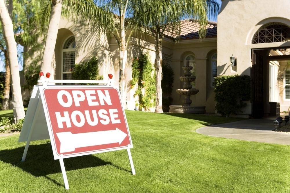 An Open House Sign Is in Front of A House — Imsprint in Lake Macquarie, NSW